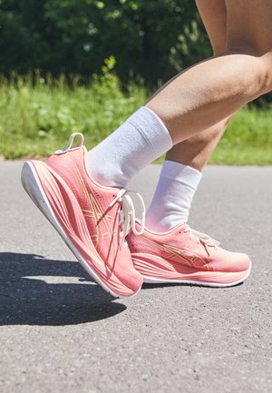 GEL CUMULUS 27 - Road running shoes - guava/lime green