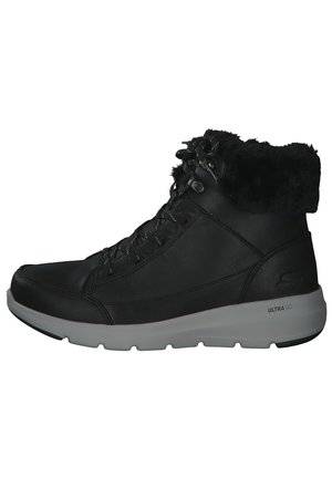Botas de tobillo de cuero negro con un cuello de piel sintética, diseño con cordones y una suela blanca marcada como "ULTRA GO". Acabado liso texturizado.