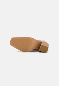 Alma en Pena Botas de tacón - beige