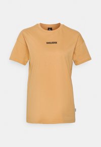 T-shirt de algodão amarelo com mangas curtas, decote redondo e logótipo preto "SMILODOX" no peito. Textura suave e ajuste regular.