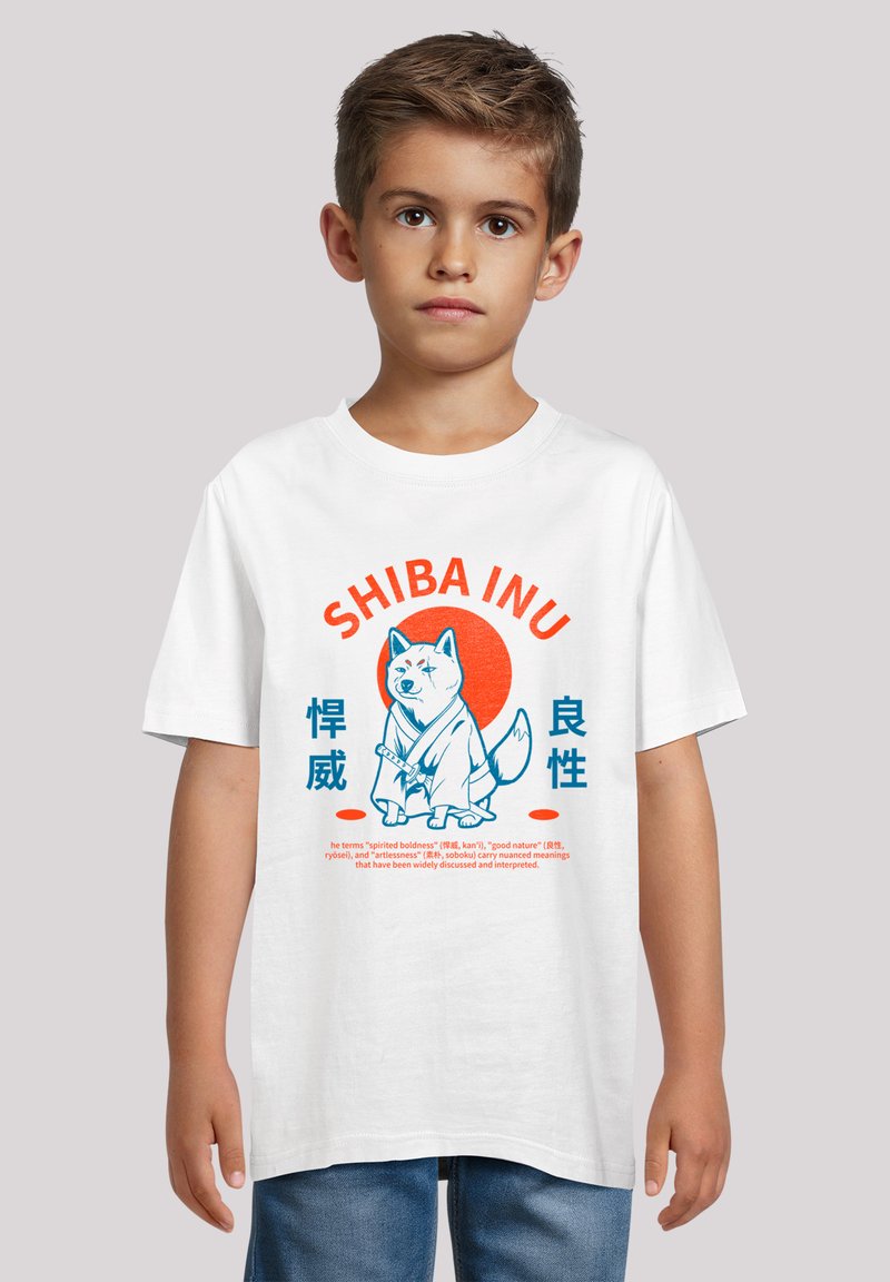 Weißes Baumwoll-T-Shirt mit einem blauen Grafikmotiv eines Shiba Inu auf rotem Hintergrund und orangefarbener Schrift mit dem Text "SHIBA INU." Lässige Passform.