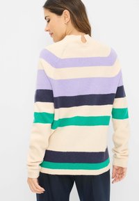 Strickpullover mit horizontalen Streifen in Creme, Lavendel, Marineblau und Grün; Rückenschlitz-Detail; weiche Textur; lange Ärmel.