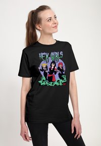 Černé tričko s grafikou tří kreslených postaviček označených jako "Hex Girls." Design obsahuje zelené lebky a vířící kouř.