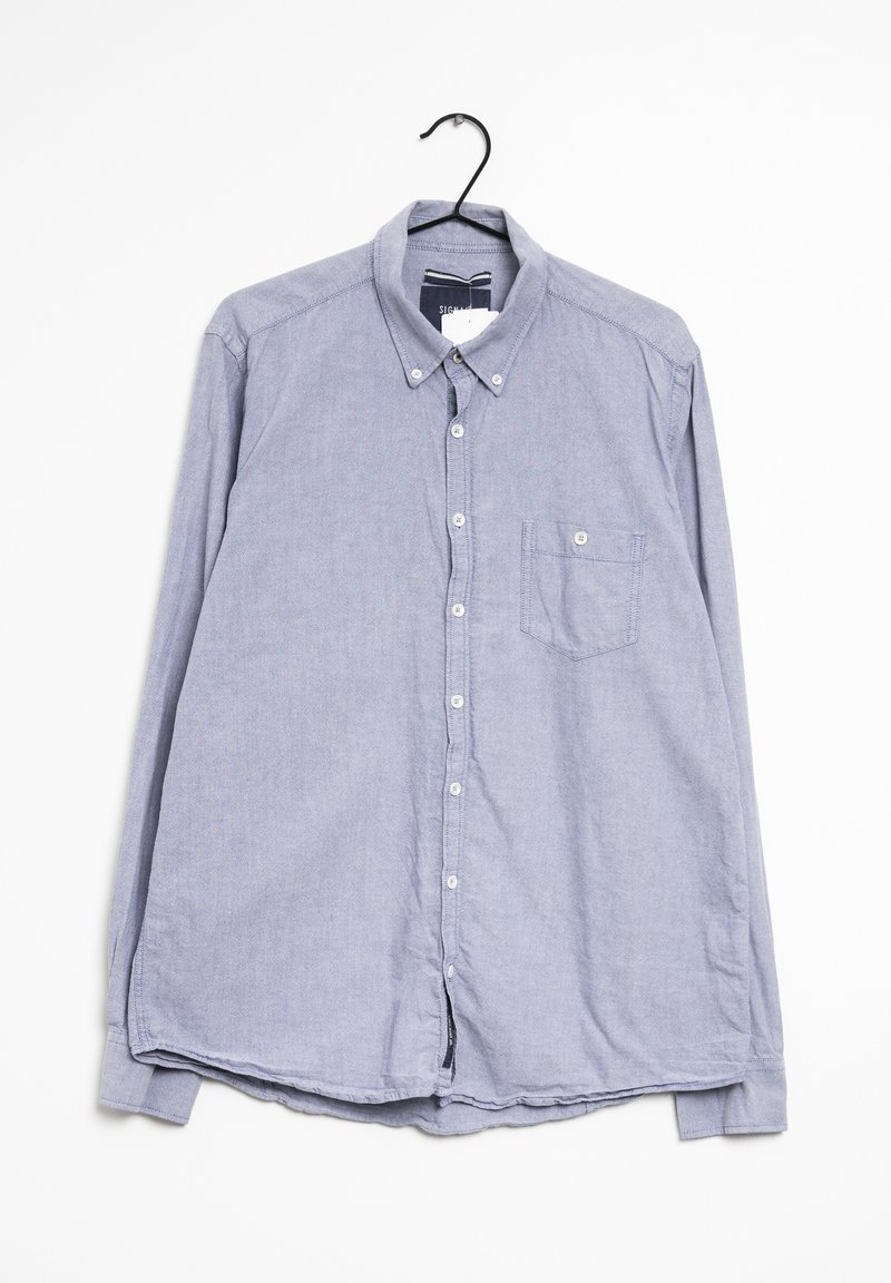 Camisa de manga larga abotonada de tejido azul claro con un bolsillo en el pecho, cuello clásico y botones blancos. Corte casual con dobladillo redondeado.