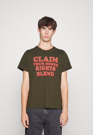 Oliven grøn cotton t-shirt med rød grafisk tekst "CLAIM YOUR DENIM RIGHTS BLEND" på forsiden. Korte ærmer, rund hals design.