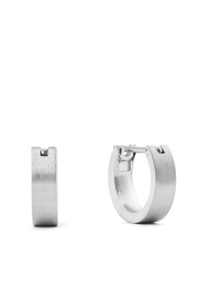 Par de pendientes de aro de metal tono plateado con acabado cepillado, uno mostrado cerrado y el otro abierto, sobre un fondo blanco.