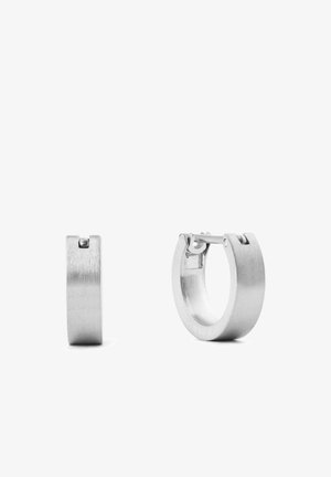 O pereche de cercei rotunzi din metal argintiu cu finisaj periat, unul prezentat închis și celălalt deschis, pe un fundal alb.