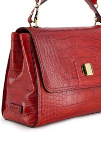 Rode leren handtas met krokodillenstructuur, voorzien van een gouden sluiting, zwarte randen en een schouderriem met messing beslag.