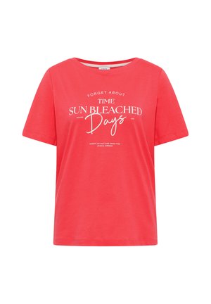 T-shirt corail rouge à manches courtes et col rond avec un texte blanc indiquant « Oublie le temps, les jours décolorés par le soleil » et un texte plus petit dessous.