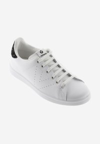 Sneaker bianco con tacco nero texture, lacci piatti, design perforato e suola in gomma. Presenta un logo sulla linguetta e linee pulite.