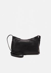 Fekete bőr keresztpántos táska sima textúrával, ívelt formával, cipzáras lezárással és állítható pánttal. Minimalista kialakítás, további mintázatok nélkül.