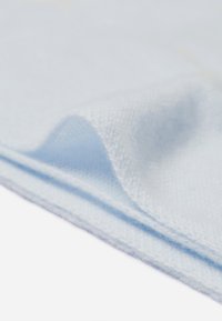 Tessuto azzurro chiaro dal tocco morbido, con un design piegato e liscio. I bordi sono cuciti con cura, evidenziando una leggera lucentezza.