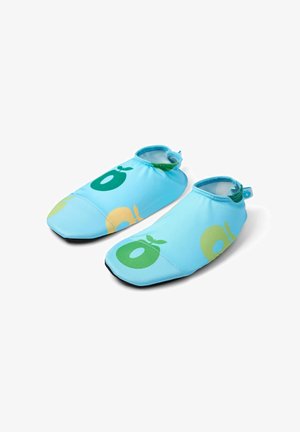 Lichtblauwe kinderschoentjes voor in het water met groene en gele appelmotieven, elastische enkelingangen en zwarte zolen op een witte achtergrond.