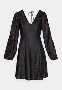 Svart spetsklänning med V-ringning, puffade långärmar och dragsko på baksidan. Har en utsvängd kjol och ett detaljerat blommönster.