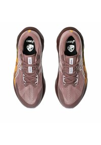 Scarpe sportive Asics con tomaia in rete rosa, suola in gomma marrone, lacci bianchi e accenti gialli sui lati. Design leggiero e ammortizzato.