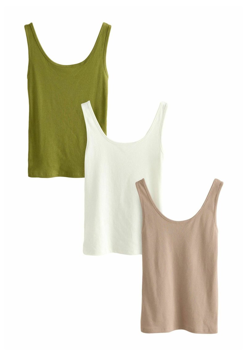 Trois débardeurs exposés : vert olive, blanc et beige. Fabriqués en tissu doux avec de larges bretelles et un col en bateau.