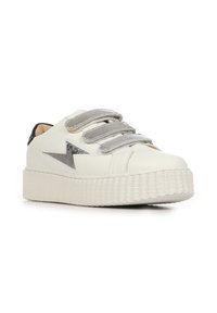 Sneaker in pelle bianca con accenti argento, tre cinturini in velcro, una suola in gomma testurizzata e un design con un fulmine evidente.