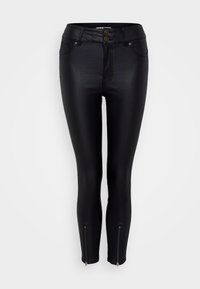 Zwarte skinny jeans met een glanzende faux leren afwerking, twee voorkzakken, dubbele knoopsluiting en ritssluitingen bij de enkels voor detail.