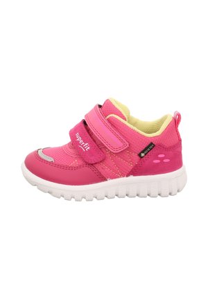 Rosa Kindersneaker mit Klettverschluss, aus Mesh- und Wildledermaterial, gepolstertem gelben Innenraum und einer strukturierten weißen Gummisohle.