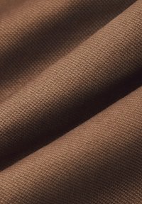 Brązowa teksturowana tkanina o ciężkim splocie, charakteryzująca się głębokim, bogatym kolorem oraz widocznymi, drobnymi wzorami w materiale.