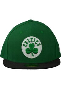 Gorra de béisbol verde con visera negra que presenta un logotipo circular bordado con "CELTICS" y un trébol verde. Material de algodón, diseño estructurado.