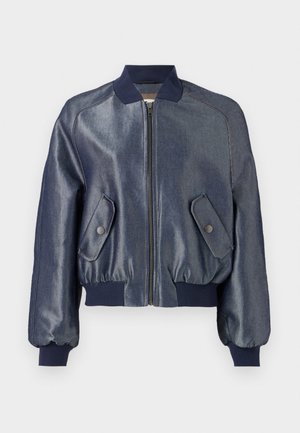 Denim bomberjakke, mørkeblå med blank finish. Har glidelås foran, ribbede mansjetter og to skrå lommer med trykknapper.