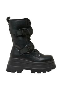 Czarne botki za kostkę wykonane z syntetycznej skóry. Posiadają sznurowane przody, regulowane paski z klamrami oraz grubą, solidną podeszwę.