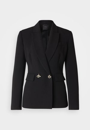Blazer nero con design doppiopetto, revers in satin, due tasche frontali e accenti in metallo argentato. Texture del tessuto liscia.