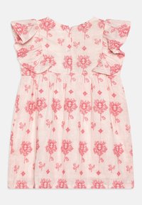 Světle růžové šatičky pro batole se červenou květinovou výšivkou, volánkovými krátkými rukávy a třemi bílými knoflíky na zádech.