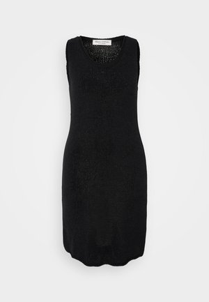 Abito nero senza maniche con una texture a maglia a coste, scollatura rotonda e orlo leggermente ondulato. Il tessuto è leggero e traspirante.