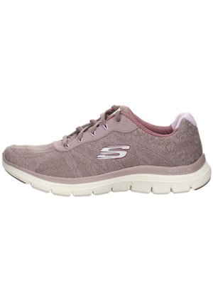 Zapatilla deportiva de color rosa claro con parte superior de tela texturizada, interior suave y suela flexible blanca. Presenta un logo en el lateral y diseño de cordones.