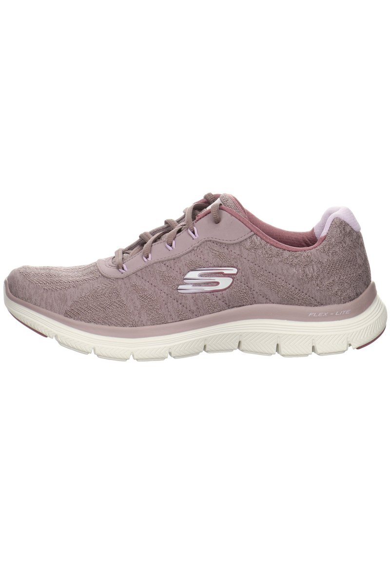 Zapatilla deportiva de color rosa claro con parte superior de tela texturizada, interior suave y suela flexible blanca. Presenta un logo en el lateral y diseño de cordones.