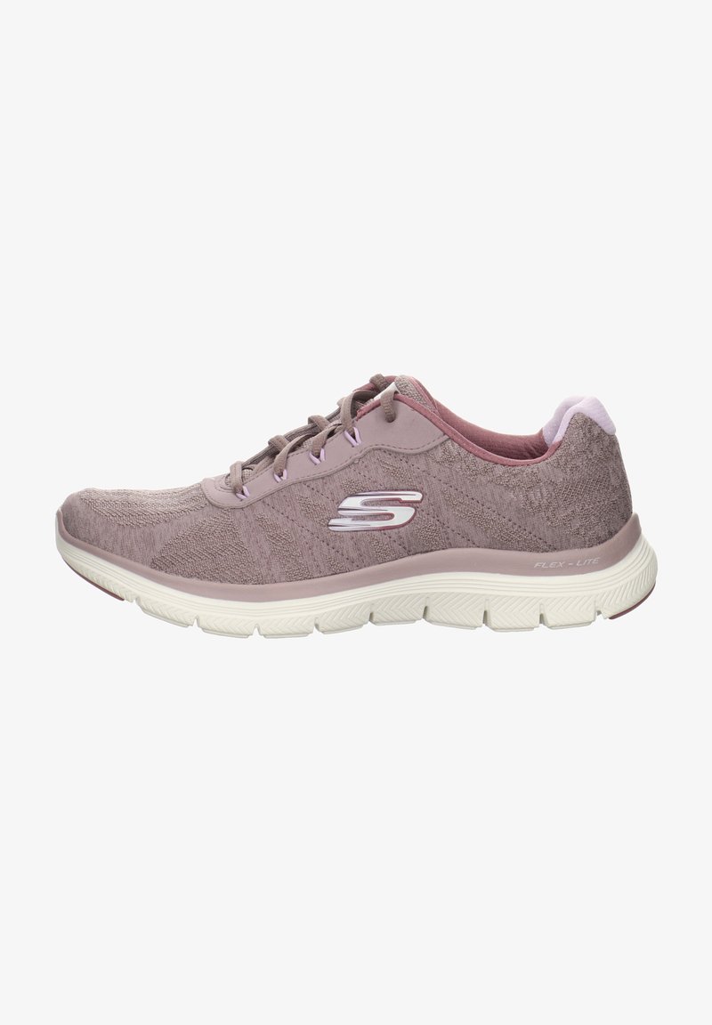 Zapatilla deportiva de color rosa claro con parte superior de tela texturizada, interior suave y suela flexible blanca. Presenta un logo en el lateral y diseño de cordones.
