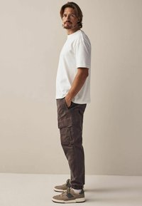 Next STRETCH UTILITY REGULAR TAPERED - Kareiviško stiliaus kelnės - purple