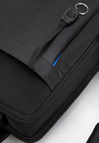 Zwarte laptoptas met een gestructureerde buitenkant, ritsluiting, verstelbare schouderband en een sleutelhanger bevestiging. Beschikt over een blauwe binnencompartiment.