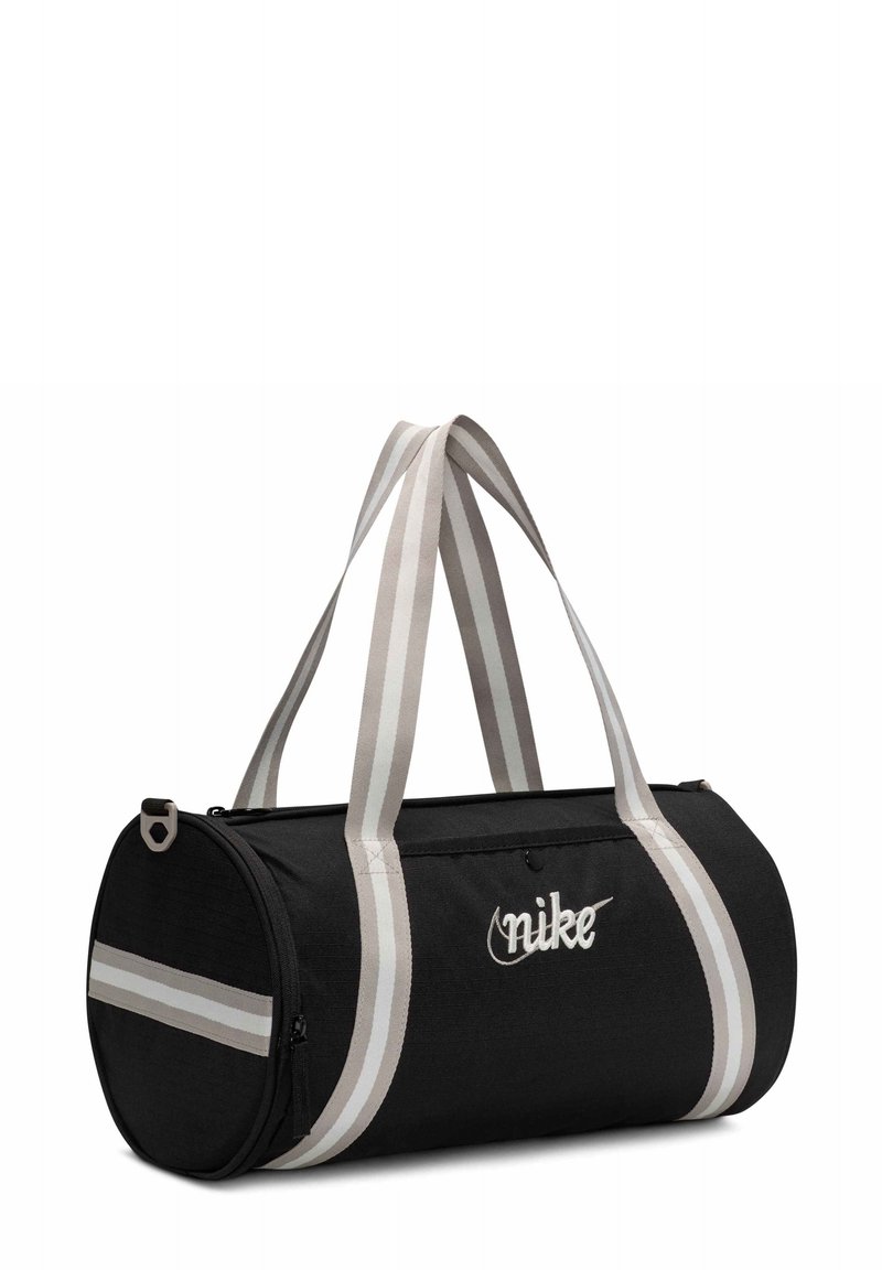 Bolsa de deporte cilíndrica negra con asas a rayas grises y blancas, cierre con cremallera y detalle de logo en la parte frontal. Fabricada en tela duradera.