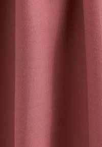 Tessuto in un colore rosa polveroso, con una texture liscia e intrecciata, caratterizzato da una leggera lucentezza e un motivo uniforme su tutta la superficie.