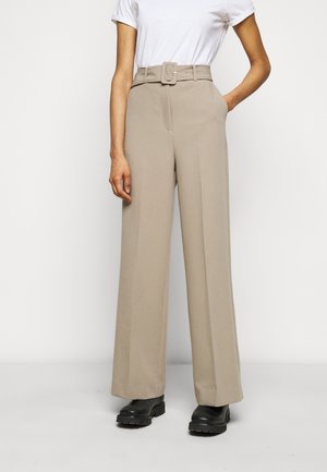 Pantalons taille haute beiges en tissu lisse, avec une coupe large, des passants de ceinture et une ceinture assortie avec une boucle rectangulaire.