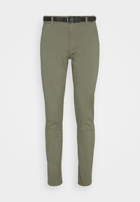 Pantalon slim-fit vert olive avec ceinture en cuir noir, poches avant, fermeture par bouton et fermeture éclair.