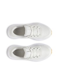 Scarpe da ginnastica bianche con una tomaia testurizzata, colletto imbottito e lacci rotondi. Presentano una suola leggera e una punta in gomma color nocciola che contrasta.