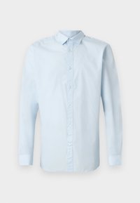 Chemise habillée bleu clair à manches longues avec col boutonné et boutons à l'avant, affichée sur un fond blanc uni.