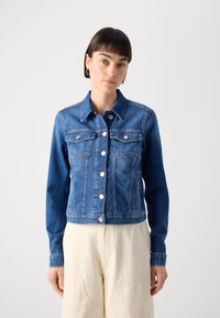 Giubbotto di denim blu con chiusura a bottoni, due tasche sul petto e un design corto con colletto standard e maniche lunghe.