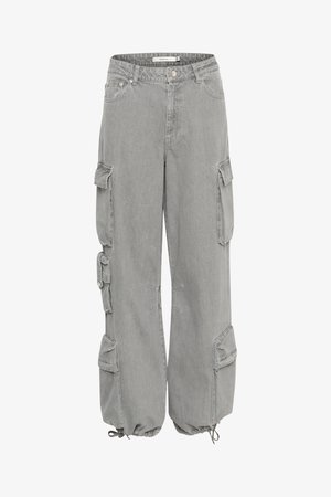 Grijze cargobroek met een losse pasvorm, meerdere zijzakken, verstelbare cuffs met een trekkoord en een zachte denimtextuur. Voorzien van een knoop- en ritssluiting.