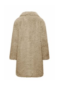 Beige nepbontjas met een pluche textuur, oversized pasvorm, gekartelde kraag en mouwlengte tot het midden van de arm, zonder zichtbare sluitingen of versieringen.