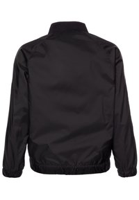 Czarna lekka kurtka z wysokim kołnierzem, elastycznymi mankietami i marszczonym dołem, o gładkiej, błyszczącej fakturze, bez widocznych oznaczeń marki.