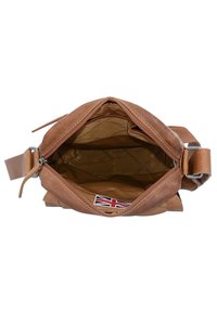 Borsa in pelle color tan con chiusura con cerniera, dotata di una tasca interna e un piccolo etichetta in tessuto con design della Union Jack. Texture liscia.