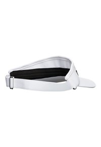 Visera blanca con ala curva, correa ajustable y forro interior negro. Textura suave, diseñada para protección solar.