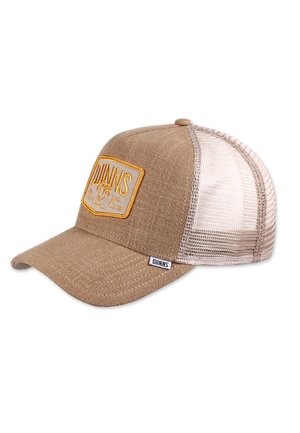 Brauner Hut mit flachem Schirm und Mesh-Rückseite. Verfügt über ein beiges Patch mit gelbem gesticktem Text. Seitliches Logosticker vorhanden.