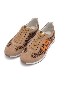 Semišové tenisky s leopardím vzorom, v béžovej a hnedej farbe, so zlatými akcentmi a textúrovaným povrchom. Majú okrúhlu špičku a plochú podrážku.