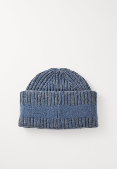 Soe valmistatud pehme tumesinise ja halli värviga kootud beanie. Omab ribakujundust, volditud ääre ja tekstureeritud viimistlust.